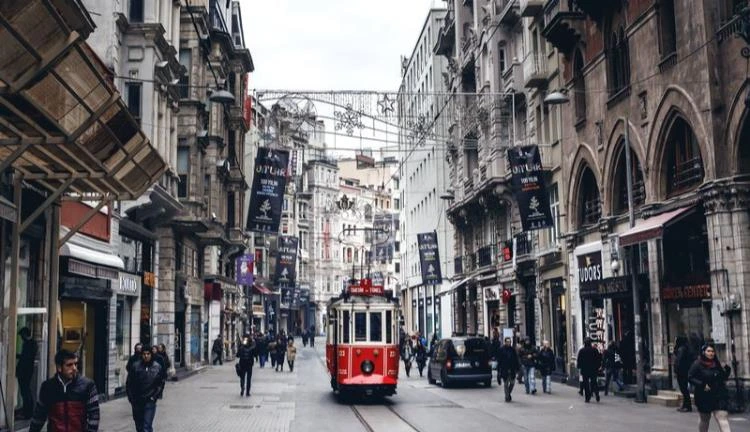۷. خیابان استقلال (İstiklal Caddesi) و میدان تکسیم (Taksim Square)