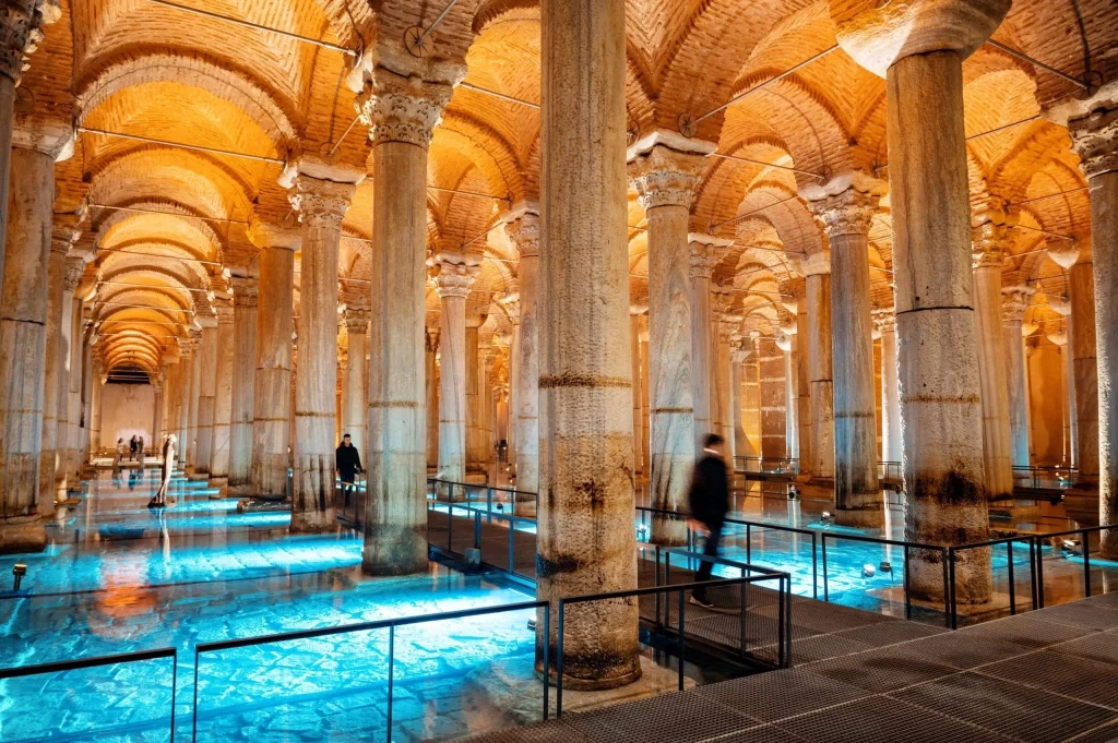 ۴. آب انبار بازیلیکا (Basilica Cistern / Yerebatan Sarnıcı)