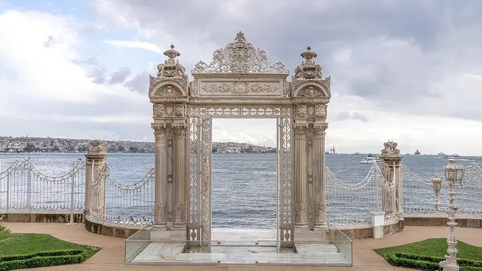 ۸. کاخ دلمهباغچه (Dolmabahçe Palace)