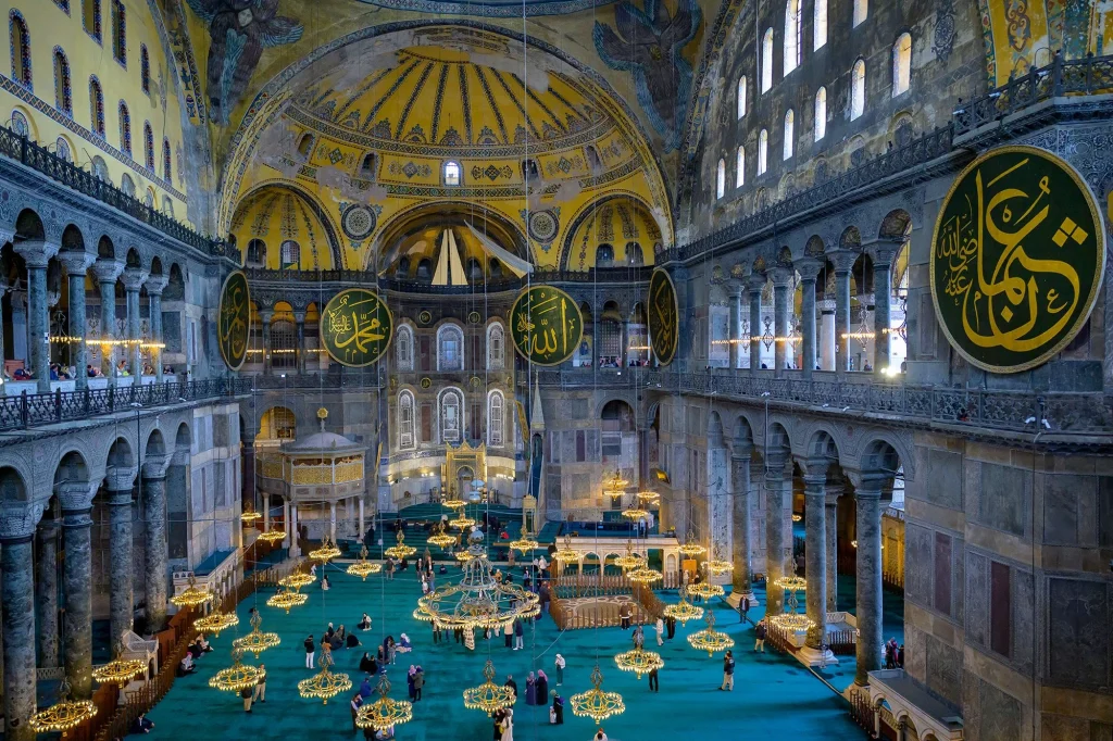 ۱. ایا صوفیه (Hagia Sophia) – شاهکار دو تمدن