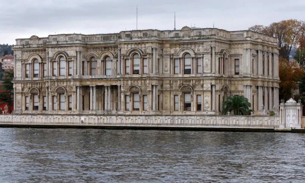 ۹. کاخ بیلربیکی (Beylerbeyi Palace)