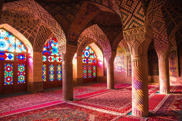 مسجد نصیرالملک؛ جشنی از نور و رنگ (مسجد صورتی)