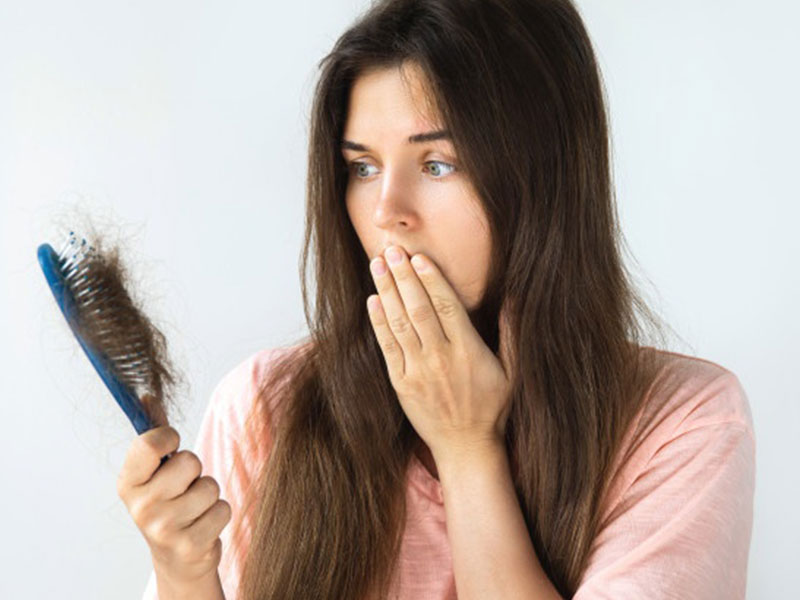 چه عواملی باعث افزایش ریزش مو و غیرطبیعی شدن آن می‌شود؟
