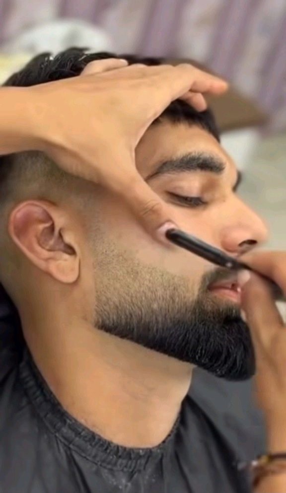 ریش سایه‌ای با خط فک مشخص