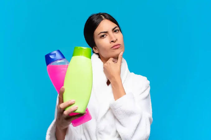 چگونه شامپوی مناسب برای پوست سر جوش‌دار انتخاب کنیم؟